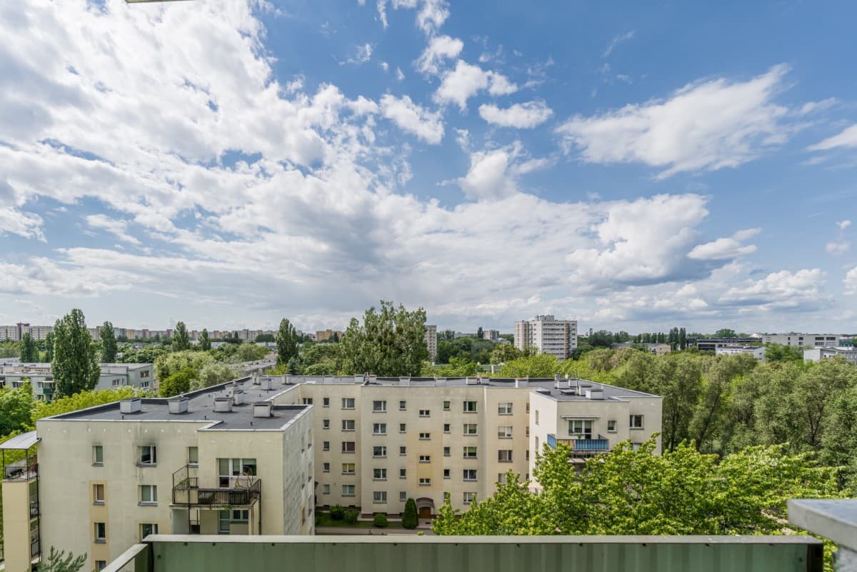 Функциональная студия с балконом и городским видом – 3