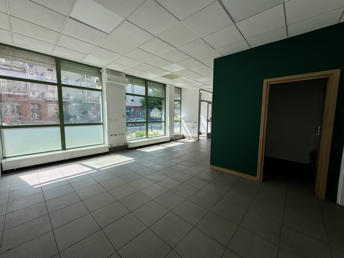 Просторное 64м² помещение с большими витринами – 3