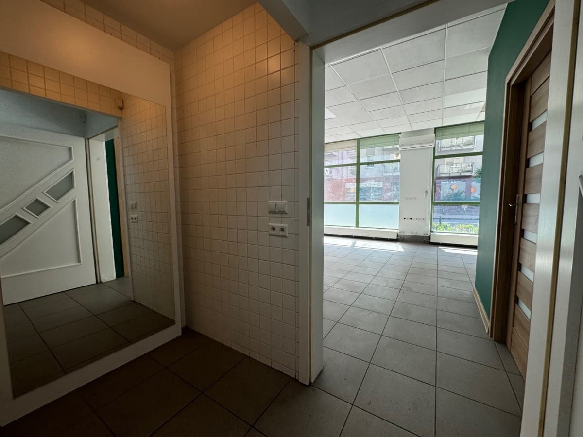 Просторное 64м² помещение с большими витринами – 10